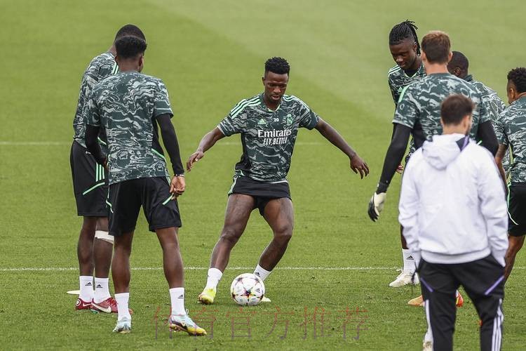 外媒:2026-2027赛季皇马客场球衣将回归绿色 外媒:2026-2027赛季皇马客场球衣将回归绿色